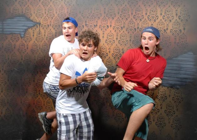 Fotos tomadas a quienes visitan la Casa del Horror Nightmares Fear Factory en Niagara Falls, Canadá, Lo que no se revela es la causa del espanto.