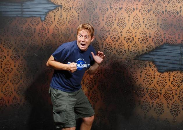 Fotos tomadas a quienes visitan la Casa del Horror Nightmares Fear Factory en Niagara Falls, Canadá, Lo que no se revela es la causa del espanto.