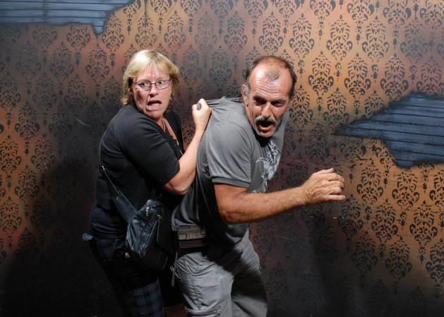 Fotos tomadas a quienes visitan la Casa del Horror Nightmares Fear Factory en Niagara Falls, Canadá, Lo que no se revela es la causa del espanto.