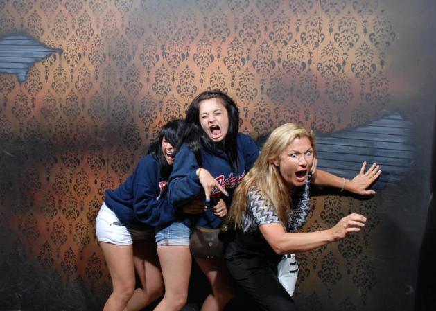 Fotos tomadas a quienes visitan la Casa del Horror Nightmares Fear Factory en Niagara Falls, Canadá, Lo que no se revela es la causa del espanto.
