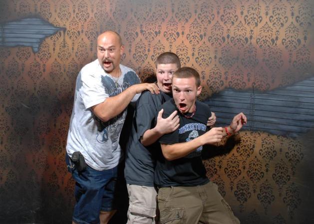 Fotos tomadas a quienes visitan la Casa del Horror Nightmares Fear Factory en Niagara Falls, Canadá, Lo que no se revela es la causa del espanto.