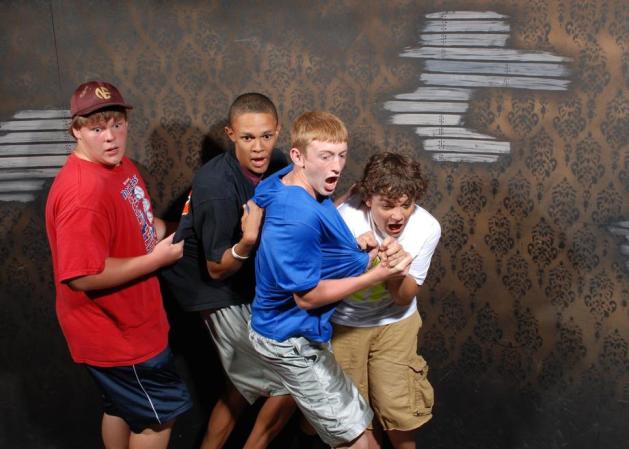 Fotos tomadas a quienes visitan la Casa del Horror Nightmares Fear Factory en Niagara Falls, Canadá, Lo que no se revela es la causa del espanto.