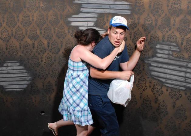 Fotos tomadas a quienes visitan la Casa del Horror Nightmares Fear Factory en Niagara Falls, Canadá, Lo que no se revela es la causa del espanto.