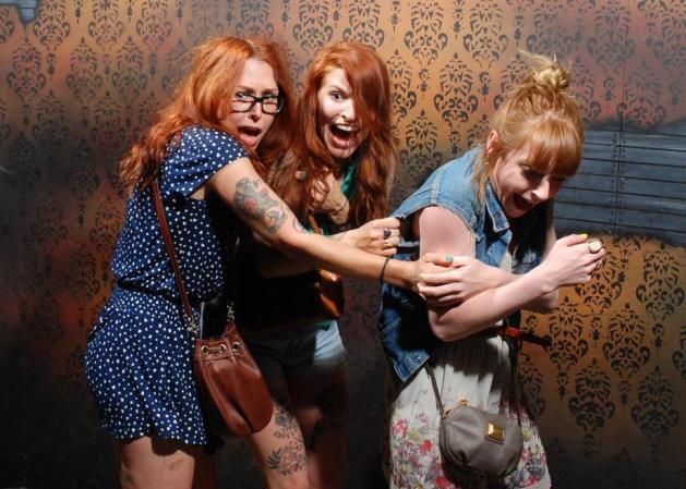 Fotos tomadas a quienes visitan la Casa del Horror Nightmares Fear Factory en Niagara Falls, Canadá, Lo que no se revela es la causa del espanto.