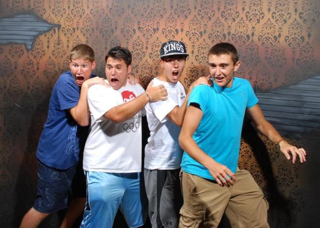 Fotos tomadas a quienes visitan la Casa del Horror Nightmares Fear Factory en Niagara Falls, Canadá, Lo que no se revela es la causa del espanto.