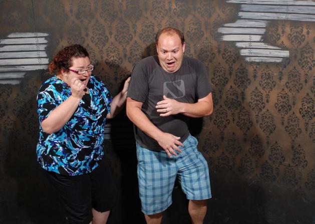 Fotos tomadas a quienes visitan la Casa del Horror Nightmares Fear Factory en Niagara Falls, Canadá, Lo que no se revela es la causa del espanto.