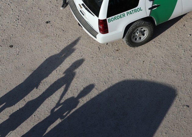 Una vez capturados, los agentes trasladan a inmigrantes a centros de detención.