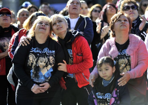 Admiradores de Jenni Rivera participan fuera del Gibson Amphitheatre de Los Angeles en la despedida de la Diva de la Banda.
