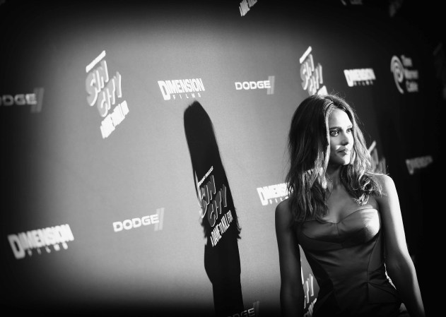 Jessica Alba: con vestido azul y casi sin respiración.