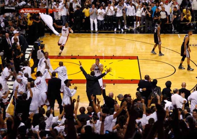 Shane Battier #31 de los Miami Heat celebra después del pitazo final.