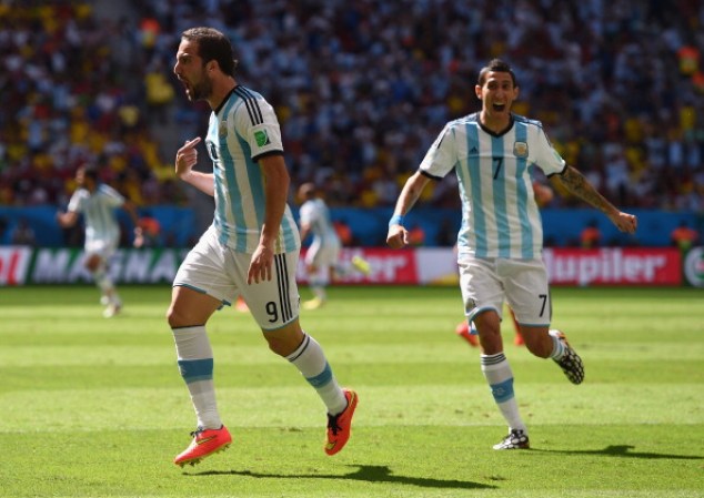 Iluminado con un gol de Gonzalo Higuaín (izquierda), el equipo de Lionel Messi venció 1-0 el sábado a Bélgica para revivir emociones pasadas, ahora en una nueva etapa y con otro astro.