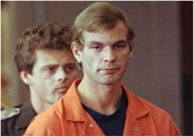 28 DE NOVIEMBRE, 1994: Matan en prisión a Jeffrey Lionel Dahmer, el Canibal de Milwaukee, quien violó y desmembró a 17 hombres y adolescentes entre 1978 y 1991. Cometió necrofilia y canabalismo. Algunas de sus víctimas las conoció en Chicago.