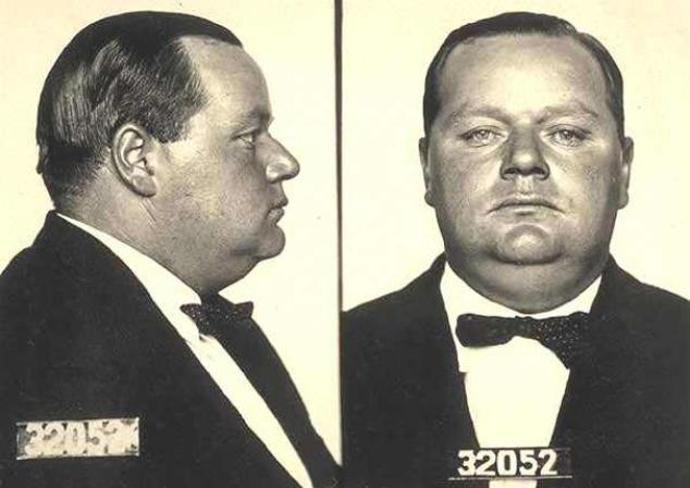 Fatty Arbunkle fue uno de los actores más populares de la era del cine mudo hasta que le acusaron en 1921 de violar y matar a una actriz de reparto llamada Virginia Rapp, durante una fiesta para celebrar su contrato con Paramount de $3 millones. Eventualmente fue exonerado pero nunca recobró la popularidad y murió alcohólico y en el olvido.