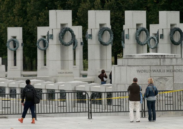 El World War II Memorial , con cercas.