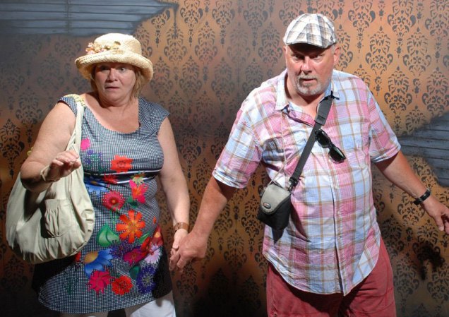 Fotos tomadas a quienes visitan la Casa del Horror Nightmares Fear Factory en Niagara Falls, Canadá, Lo que no se revela es la causa del espanto.