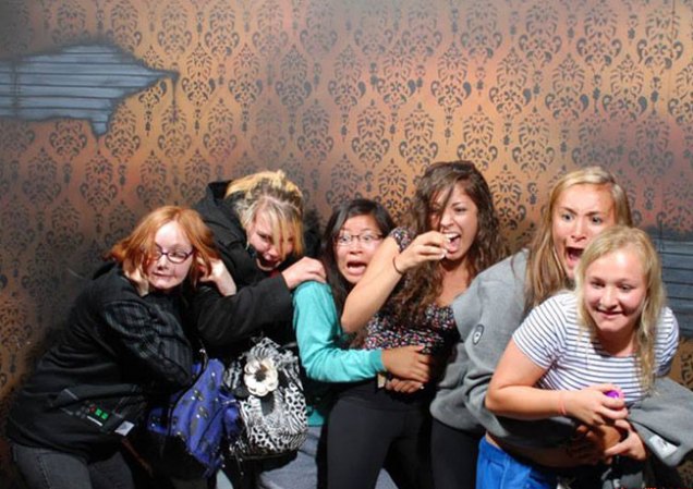 Fotos tomadas a quienes visitan la Casa del Horror Nightmares Fear Factory en Niagara Falls, Canadá, Lo que no se revela es la causa del espanto.