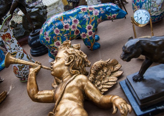 Para los artículos decorativos o de “lujo” piensa en un precio que el cliente estaría dispuesto a pagar no en el valor sentimental que tenga para ti.
