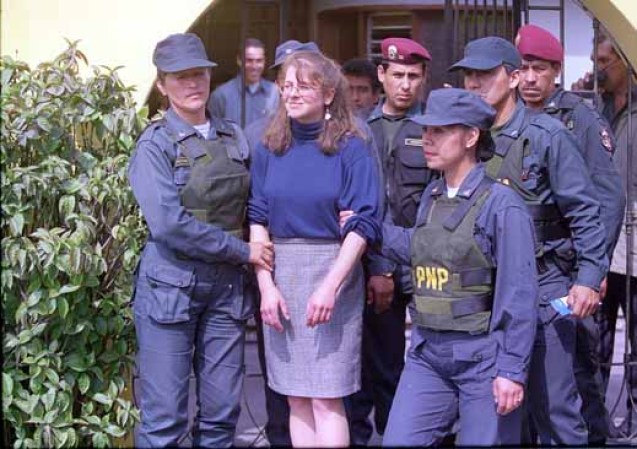 Autoridades Peruanas escoltan a Lori Berenson de una casa vinculada con actos terroristas contra el congreso de este país en Octubre 20, 2000. Berenson fué sentenciada a cadena perpetua por un Juez militar.