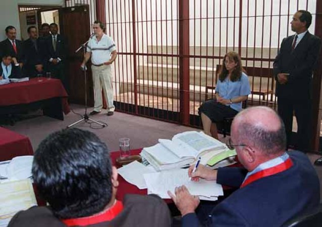 Lori Berenson, a la derecha, escucha el testimonio del convicto gerrillero Pacífico Castrillón durante su juicio en Abril 10, 2001.