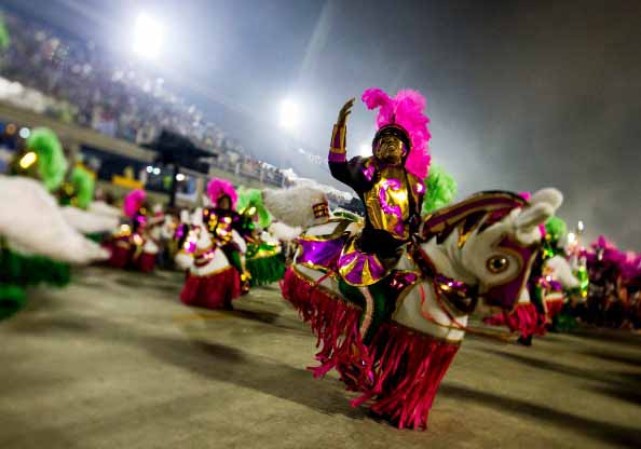 Desfiles de las escuelas de samba del Grupo Especial del Carnaval de Río de Janeiro, el considerado mayor espectáculo del mundo al aire libre, en el Sambódromo de Sampucai.