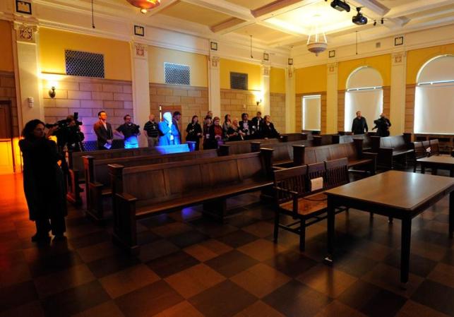 El edificio que alberga el museo solía ser un tribunal, y este era el salón para juicios.