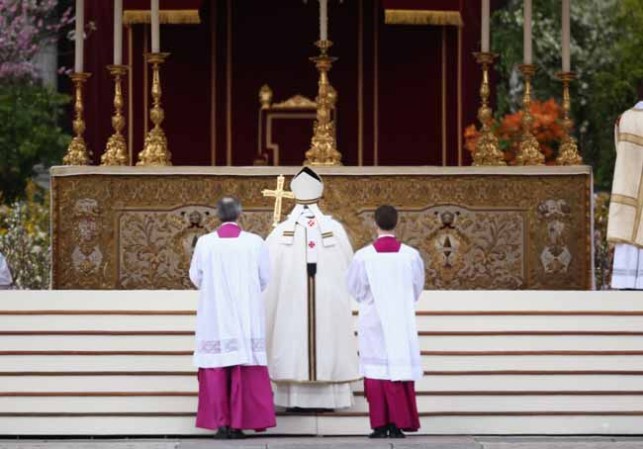 VATICAN CITY, VATICAN - MARCH 31: Pope Francis prior to delivering his first 'Urbi et Orbi' blessing from the balcony of St. Peter's Basilica during Easter Mass on March 31, 2013 in Vatican City, Vatican. Pope Francis delivered his message to the gathered faithful from the central balcony of St. Peter's Basilica in St. Peter's Square after his first Holy week as Pontiff. (Photo by Dan Kitwood/Getty Images)