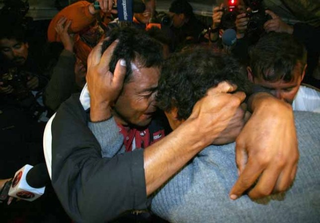La alegría y el llanto explotó cuando el primero minero llegó a la superficie.