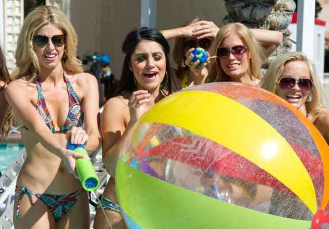 Entre desfile y desfile las candidatas a Miss USA toman el sol y practican juegos de agua.