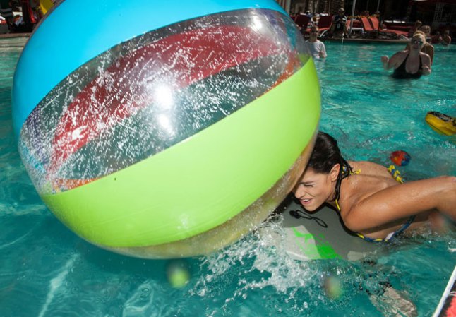 Entre desfile y desfile las candidatas a Miss USA toman el sol y practican juegos de agua.