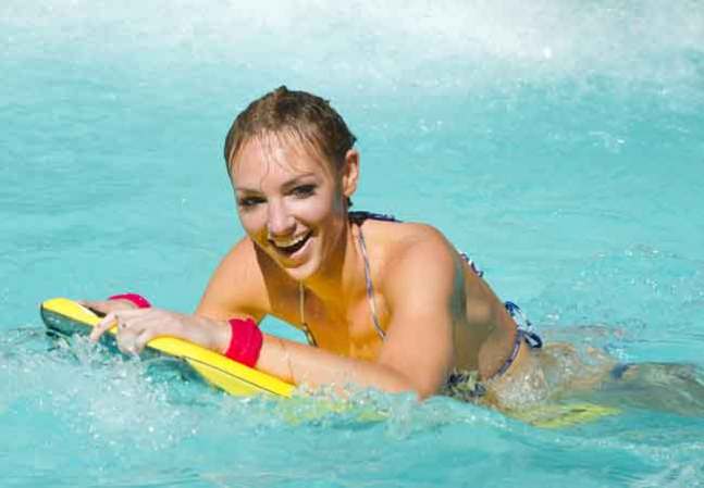 Entre desfile y desfile las candidatas a Miss USA toman el sol y practican juegos de agua.