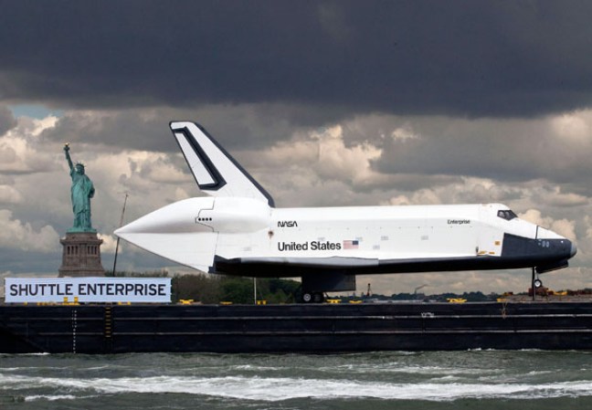 El transbordador espacial Enterprise, colocado sobre una barcaza y rodeado por una flotilla de barcos, navegó por el río Hudson hasta el museo portaaviones Intrepid.