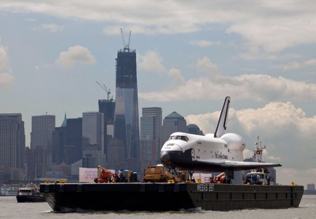 El transbordador espacial Enterprise, colocado sobre una barcaza y rodeado por una flotilla de barcos, navegó por el río Hudson hasta el museo portaaviones Intrepid.