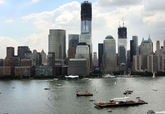 El transbordador espacial Enterprise, colocado sobre una barcaza y rodeado por una flotilla de barcos, navegó por el río Hudson hasta el museo portaaviones Intrepid.