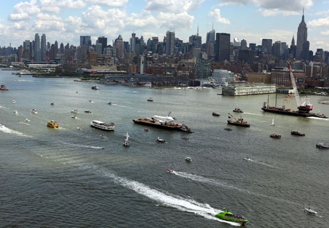 El transbordador espacial Enterprise, colocado sobre una barcaza y rodeado por una flotilla de barcos, navegó por el río Hudson hasta el museo portaaviones Intrepid.