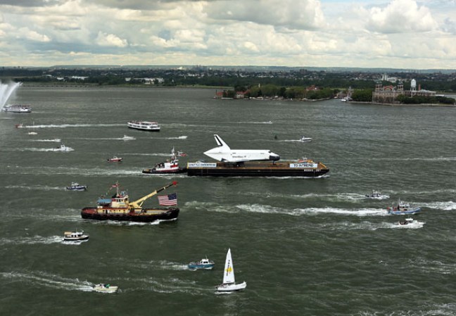 El transbordador espacial Enterprise, colocado sobre una barcaza y rodeado por una flotilla de barcos, navegó por el río Hudson hasta el museo portaaviones Intrepid.