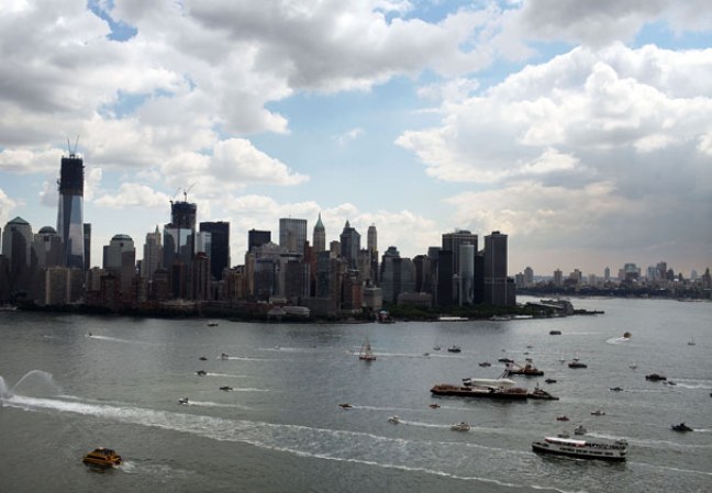 El transbordador espacial Enterprise, colocado sobre una barcaza y rodeado por una flotilla de barcos, navegó por el río Hudson hasta el museo portaaviones Intrepid.