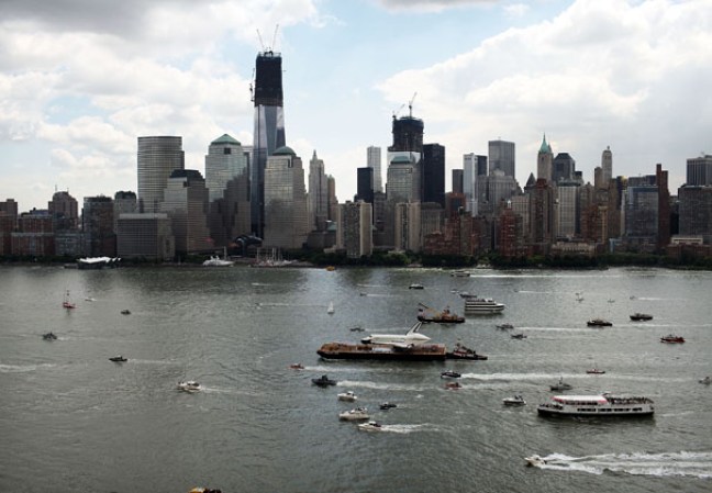El transbordador espacial Enterprise, colocado sobre una barcaza y rodeado por una flotilla de barcos, navegó por el río Hudson hasta el museo portaaviones Intrepid.