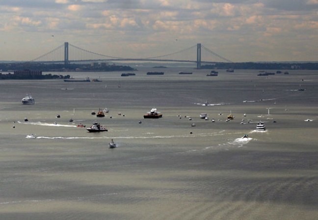 El transbordador espacial Enterprise, colocado sobre una barcaza y rodeado por una flotilla de barcos, navegó por el río Hudson hasta el museo portaaviones Intrepid.