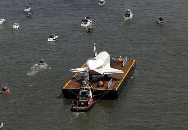 El transbordador espacial Enterprise, colocado sobre una barcaza y rodeado por una flotilla de barcos, navegó por el río Hudson hasta el museo portaaviones Intrepid.
