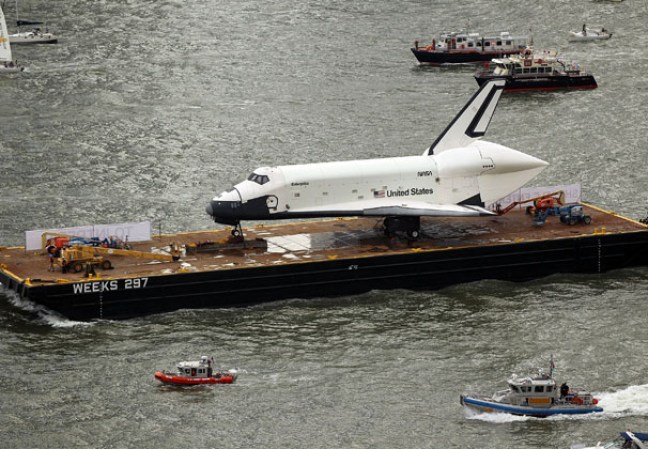 El transbordador espacial Enterprise, colocado sobre una barcaza y rodeado por una flotilla de barcos, navegó por el río Hudson hasta el museo portaaviones Intrepid.