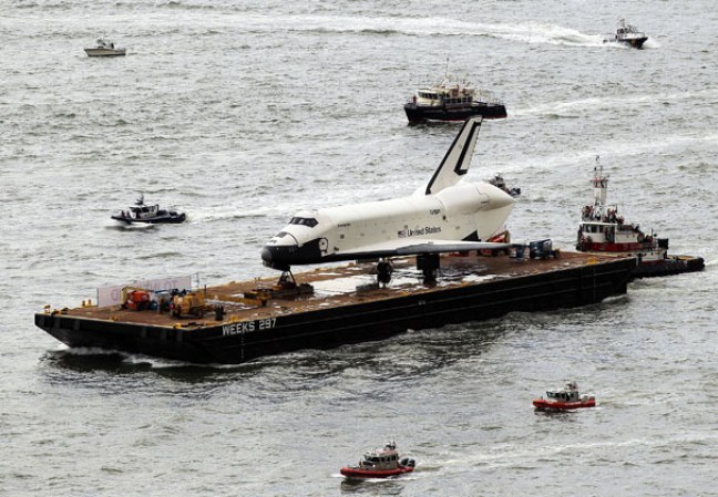 El transbordador espacial Enterprise, colocado sobre una barcaza y rodeado por una flotilla de barcos, navegó por el río Hudson hasta el museo portaaviones Intrepid.