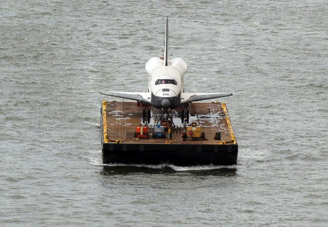 El transbordador espacial Enterprise, colocado sobre una barcaza y rodeado por una flotilla de barcos, navegó por el río Hudson hasta el museo portaaviones Intrepid.