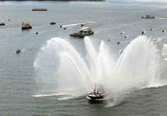 El transbordador espacial Enterprise, colocado sobre una barcaza y rodeado por una flotilla de barcos, navegó por el río Hudson hasta el museo portaaviones Intrepid.