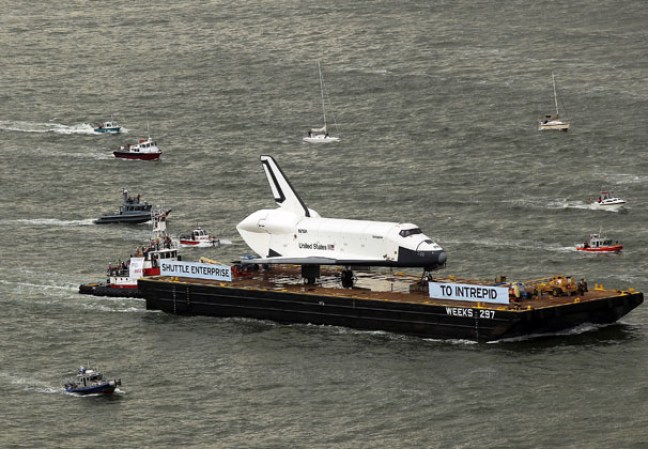 El transbordador espacial Enterprise, colocado sobre una barcaza y rodeado por una flotilla de barcos, navegó por el río Hudson hasta el museo portaaviones Intrepid.