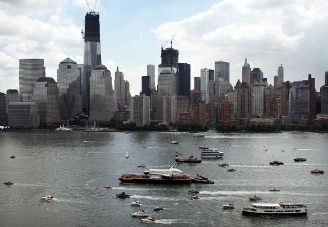 El transbordador espacial Enterprise, colocado sobre una barcaza y rodeado por una flotilla de barcos, navegó por el río Hudson hasta el museo portaaviones Intrepid.