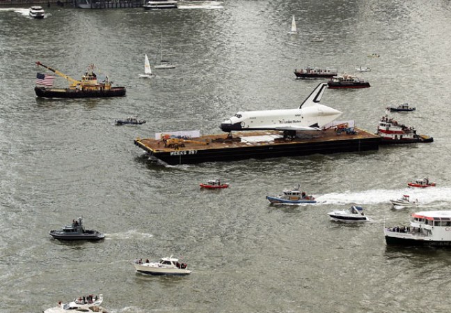 El transbordador espacial Enterprise, colocado sobre una barcaza y rodeado por una flotilla de barcos, navegó por el río Hudson hasta el museo portaaviones Intrepid.