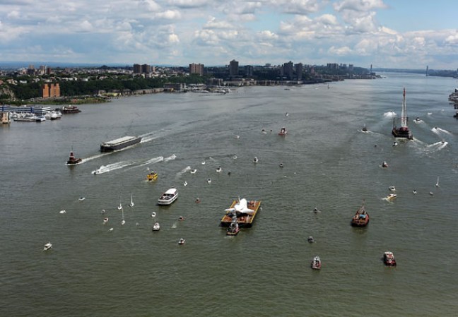 El transbordador espacial Enterprise, colocado sobre una barcaza y rodeado por una flotilla de barcos, navegó por el río Hudson hasta el museo portaaviones Intrepid.
