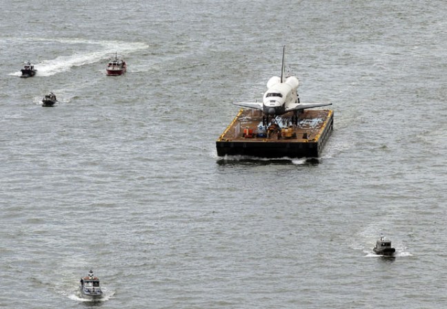 El transbordador espacial Enterprise, colocado sobre una barcaza y rodeado por una flotilla de barcos, navegó por el río Hudson hasta el museo portaaviones Intrepid.