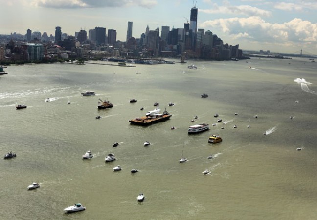 El transbordador espacial Enterprise, colocado sobre una barcaza y rodeado por una flotilla de barcos, navegó por el río Hudson hasta el museo portaaviones Intrepid.