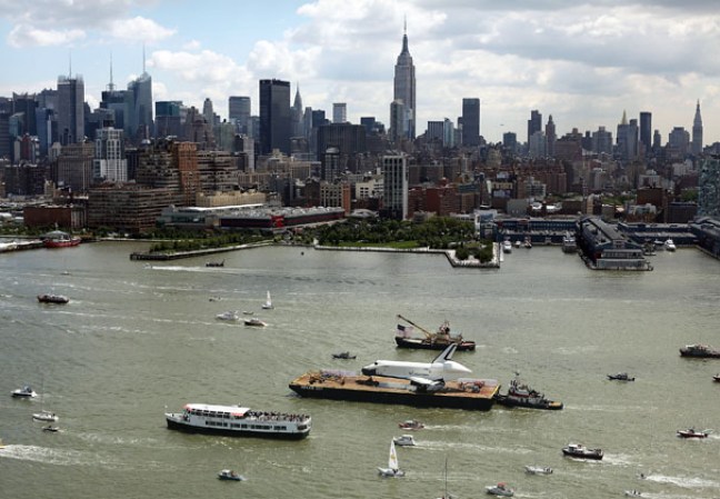 El transbordador espacial Enterprise, colocado sobre una barcaza y rodeado por una flotilla de barcos, navegó por el río Hudson hasta el museo portaaviones Intrepid.